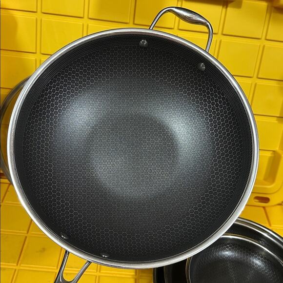 HEXCLAD 6 Piece Nonstick Stainless Steel Frying Pan Set 8”, 10” 12” and Wok $600 - Picture 2 of 11